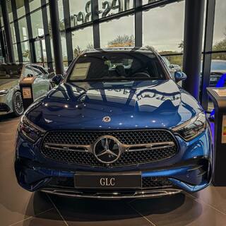 Un design sportif, un poste de conduite fascinant et une dynamique de marche sans égal.
 
Découvrez le Mercedes-Benz GLC avec son intérieur haut de gamme et ses courbes dynamiques 💫
.
.
#sagamercedesbenz #GLC #mercedesbenz #suv #design #cars #automobile #photo #blue #mercedes